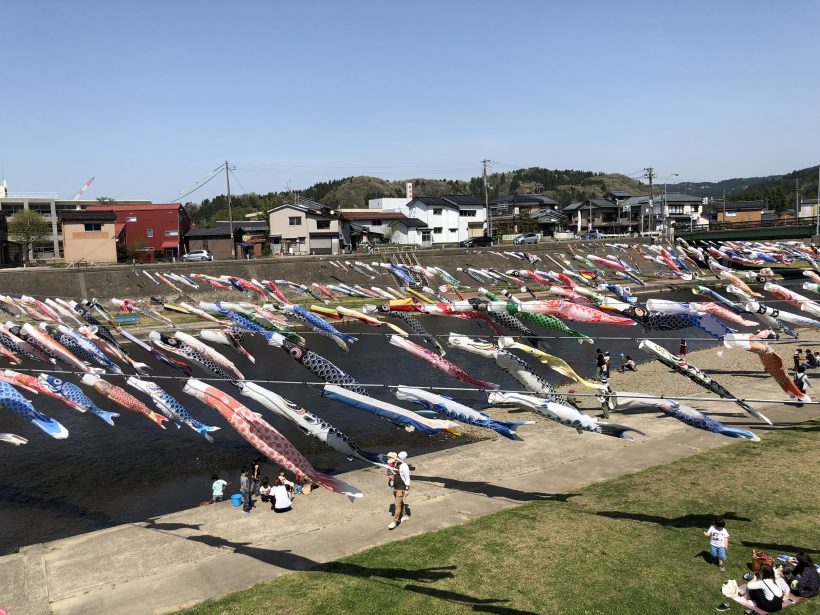 約500匹の鯉のぼりが泳ぐ加茂市のお祭り 加茂川を泳ぐ鯉のぼり はgwまで開催 ウィザップ スタッフブログ